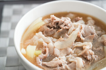 玉ねぎと豚肉の煮込み料理（丼ものアップ）