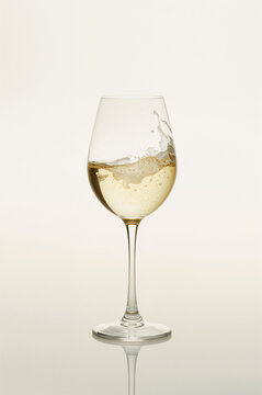 ロゴ帯やCTAを置きやすい中心重心の画面設計が販促導線の流れを素直に整えてくれる. 生成AI