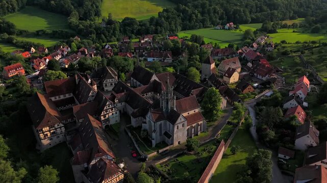  Luftaufnahme Historisches Ensemble aus Kloster und Schloss Bebenhausen bei Tuebingen in Baden-Wuerttemberg, mit barocken und gotischen Elementen, umgeben von gruener Natur. Bebenhusanum Coenobium