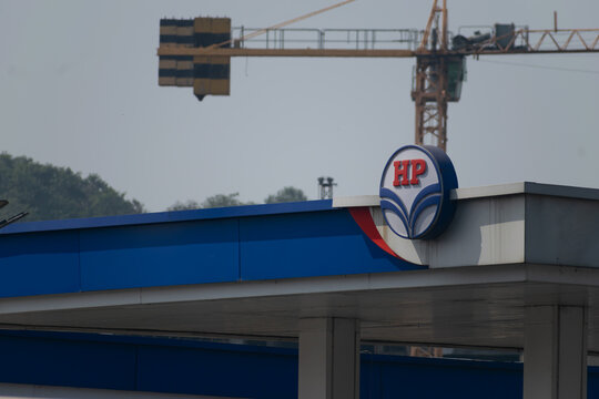 HPCL station signage with crane in background representing Hindustan Petroleum Corporation Limited and energy sector trends including business results, profit, loss, dividend and employee impact.
