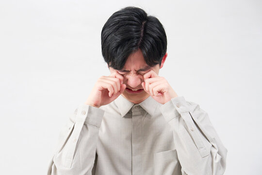 男性　20代　泣く　白背景