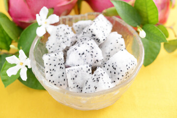 カットして皿に盛った白いドラゴンフルーツ