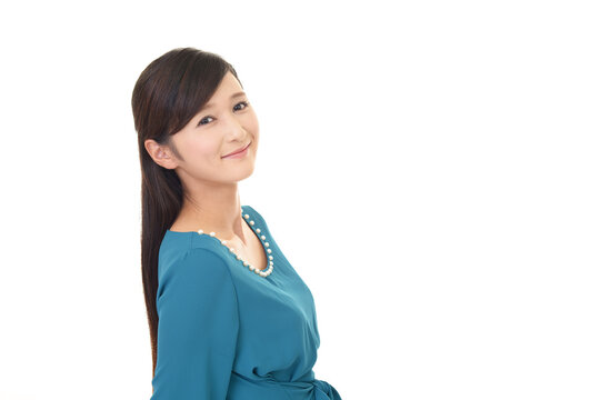 笑顔の若い女性