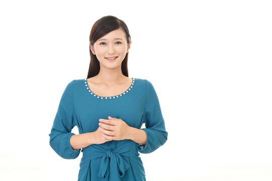 笑顔の若い女性