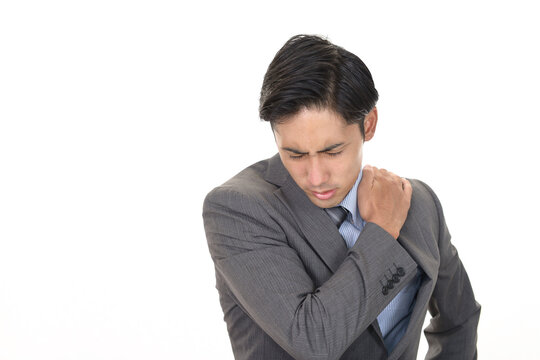 肩痛に悩む男性