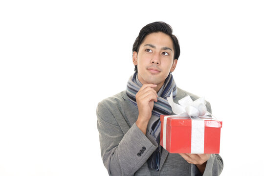 プレゼントを持つ男性