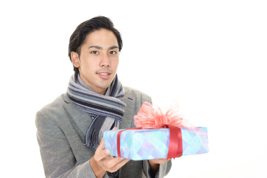 プレゼントを持つ男性