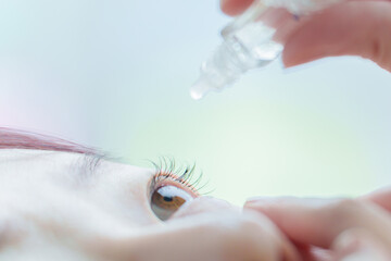 目薬をさす女性の目元