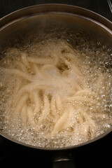 うどんを茹でている様子