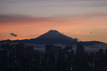 Naklejka premium 夕暮れの街と富士山