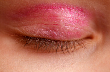 Obraz premium A woman's eye with pink eyeliner