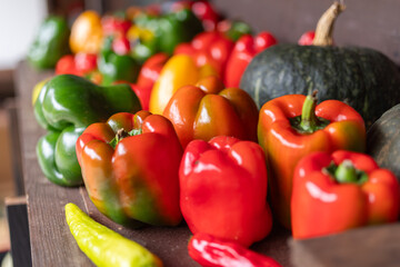新鮮カラフルなパプリカとピーマン	