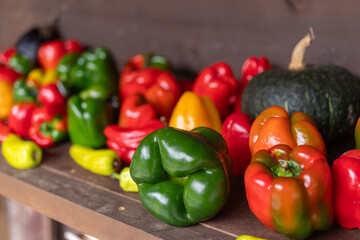 新鮮カラフルなパプリカとピーマン	