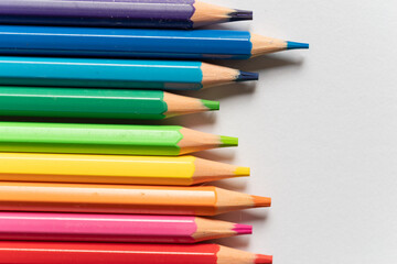 並んでいるカラフルな色鉛筆	