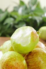 Fresh Korla Pears from Xinjiang China - Crisp Fragrant Whole Fruit with Water Droplets