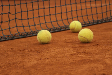 Tennis Training Balls on Clay Court &ndash; Practice and Precision Behind the Net
