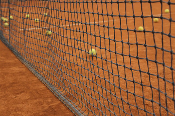 Tennis Training Balls on Clay Court &ndash; Practice and Precision Behind the Net