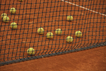 Tennis Training Balls on Clay Court &ndash; Practice and Precision Behind the Net