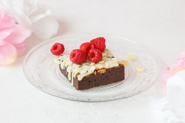 Brownie au chocolat blanc et framboises, fait maison, pâtisserie gourmande et fruitée