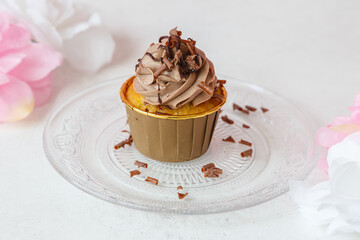 Cupcake au chocolat fait maison, décoré avec crème au chocolat, pâtisserie gourmande sur une table en marbre