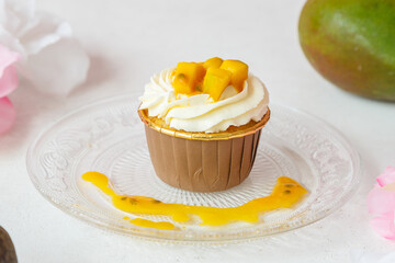 Cupcake mangue et fruit de la passion, fait maison, pâtisserie gourmande sur une table en marbre