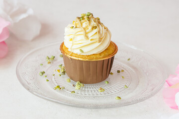 Cupcake à la pistache fait maison, décoré avec crème à la pistache, pâtisserie gourmande sur une table en marbre