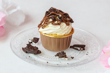 Cupcake Oreo fait maison, décoré avec crème et morceaux d’Oreo, pâtisserie gourmande sur une table en marbre