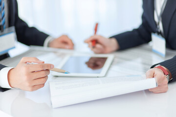資料を見せて打ち合わせをするビジネスマンとビジネスウーマン 