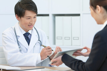 Fototapeta premium 打ち合わせをする医師とビジネスウーマン 