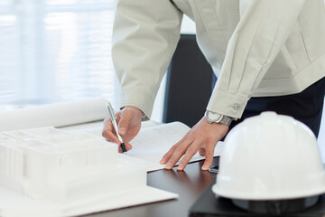 打ち合わせをする作業着姿の男性