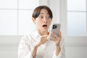 スマホを見る女性