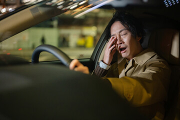 車を運転する男性