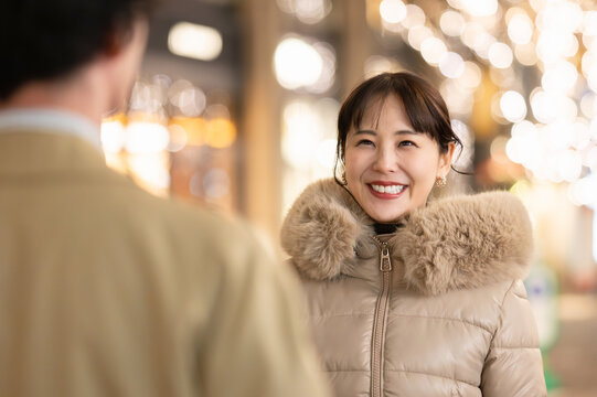 待ち合せをする男女