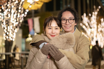 イルミネーションと若い男女