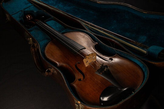 vieux violon pos&eacute; sur un bel &eacute;tui ancien de couleur bleu vert.
