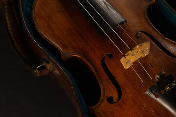 Fototapeta premium vieux violon posé sur un bel étui ancien de couleur bleu vert.