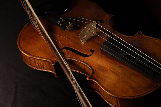 vieux violon pos&eacute; sur un bel &eacute;tui ancien de couleur bleu vert.
