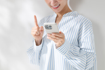 スマートフォンを使う女性