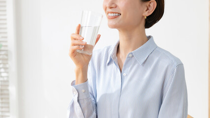 水を飲む女性