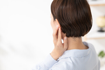 耳をおさえる女性