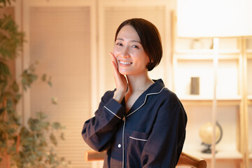 スキンケアをする女性