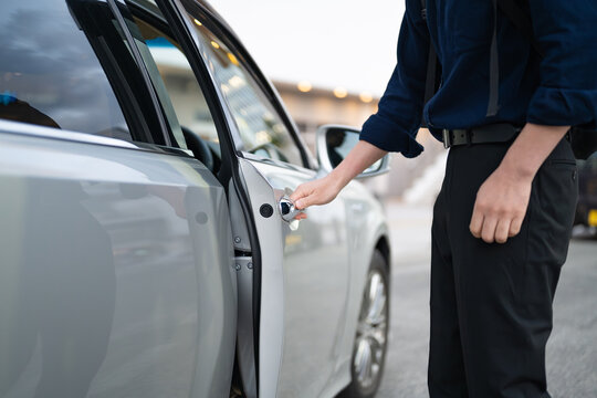 車のドアを開ける男性