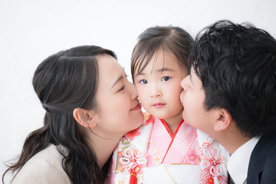 七五三の記念写真　大好き～かわいいファミリーフォト　子育ての愛情表現のキスのクローズアップ