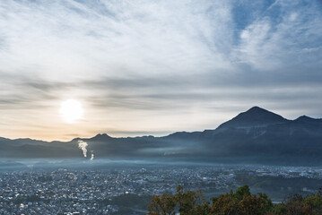薄い雲海と朝日と秩父の街並み