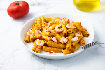 Pasta with shrimps and tomatoes
