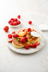 Cottage cheese patties with raspberry and honeycomb