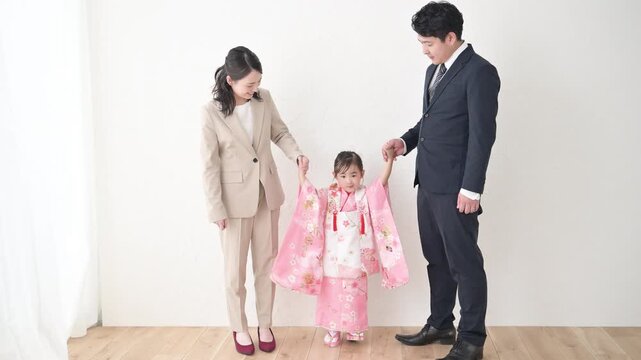 七五三や記念日のファミリーフォト　カメラ目線の笑顔の3人家族全身　七五三おめでとう～の動画