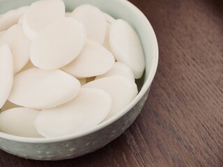 도자기 그릇에 담긴 떡국떡