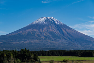 Obraz premium 冠雪をいただき深い青空を背景にそびえ立つシンボリックな富士山
