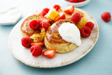 Cottage cheese patties with raspberry and honeycomb